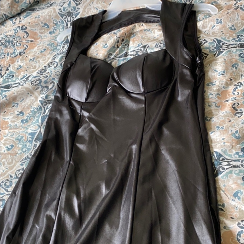 Woman’s dress - Picture 2 of 4